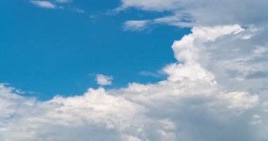 Bulutlar ve berrak gökyüzü hareket.