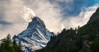 Güzel Matterhorn mountain(switzerland), bulutların üstünde hareket. Sahne öncesi yaz aylarında şafaktan önce