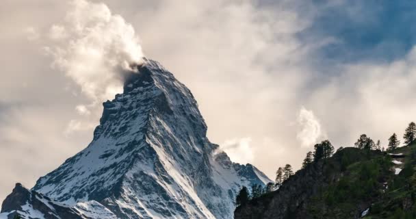 Bela Montanha Matterhorn Suíça Topo Nuvens Movimentam Paisagem Antes Amanhecer — Vídeo de Stock