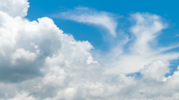 Les Nuages Blancs Déplacent Dans Beau Ciel Bleu Par Jour — Video