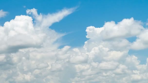 Nubes Blancas Mueven Hermoso Cielo Azul Día Brillante — Vídeo de stock