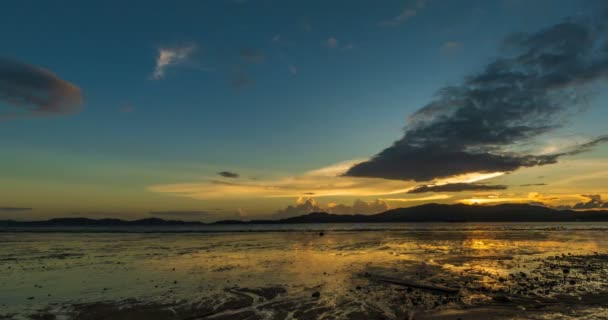 Pan Shot Von Links Nach Rechts Dämmerung Und Bunte Strand — Stockvideo