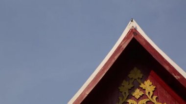 Rüzgar estiğinde kilisenin çatısında asılı çan sesi.