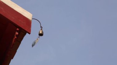 Rüzgar estiğinde kilisenin çatısında asılı çan sesi.