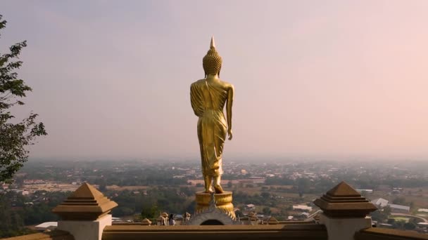 记者拍摄 戈德斯站在佛寺那高野 寺庙是开放的公众崇拜是常见的 建于23 25年的佛教世纪 泰国南省地标 — 图库视频影像