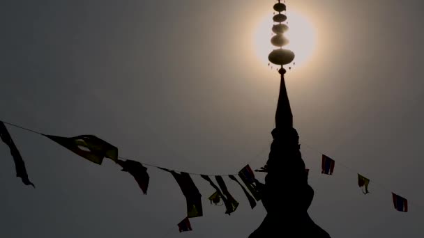 Silhueta Budista Stupa Bandeiras Oração Voando Parte Trás Pagode Sol — Vídeo de Stock