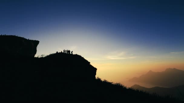 チェンライ タイでプー ファーは その信じられないほどの日の出は最もよく知られた ラオス国境に近い山岳地帯の一部です その群れが冬の間にタイの人々 の間で人気の観光地 — ストック動画
