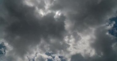 Mavi gökyüzü beyaz büyük bulut. Ve güneş parlıyordu güçlü güneş gündüz zaman atlamalı.
