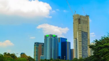 İnşaat statik vinç ve gök mavisi yüzen bir bulut gibi bir arka plan ile modern bina.