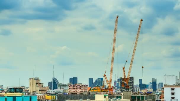 Építési Telek Daru Munkájának Beton Épületek Felhők Mozgó Háttér — Stock videók