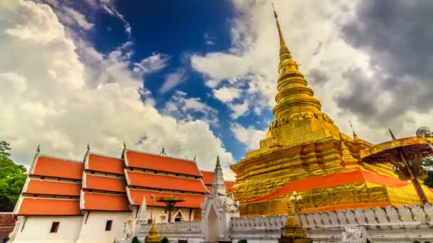 Nan の黄金の寺のランドマークは 1355 建てられたワット Charehang 王室の修道院で ナーン県タイにおける最古の寺院 — ストック動画