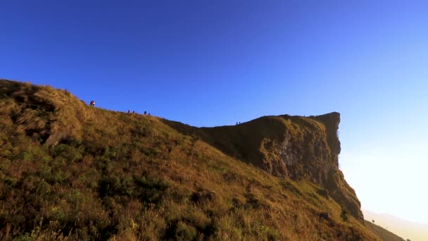 ファーは その信じられないほどの日の出は最もよく知られた ラオス国境に近い山岳地帯の一部です そのタイ People 冬の間で人気の観光地 — ストック動画