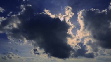 Cennet ile parlayan ve kendisini bulutların arkasında ortaya parlak güneş görüntüleri.