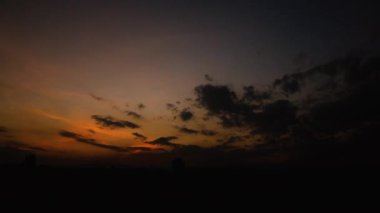 Güzel alaca karanlıkta yavaş yavaş yok oluyor.