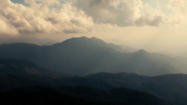 Der Sonnenstrahl Scheint Durch Die Wolken Über Den Bergen — Stockvideo