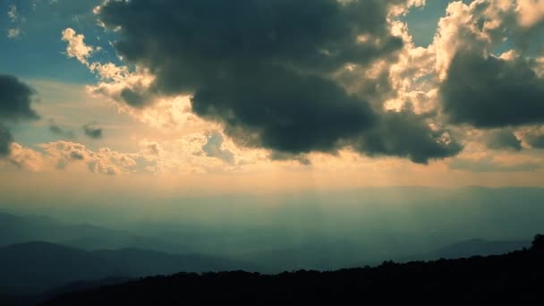 Raio Sol Brilha Através Das Nuvens Sobre Montanhas — Vídeo de Stock