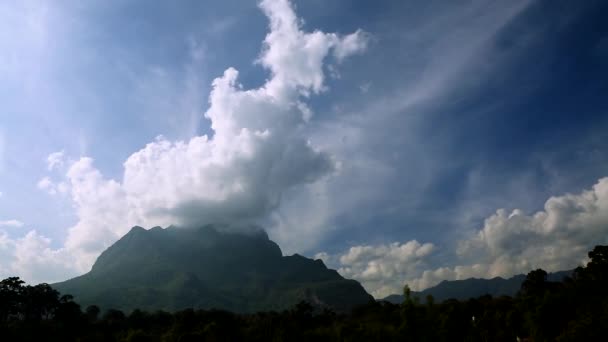 Μεγάλα Σύννεφα Κινούνται Στην Κορυφή Του Βουνού Doi Luang Τσιάνγκ — Αρχείο Βίντεο