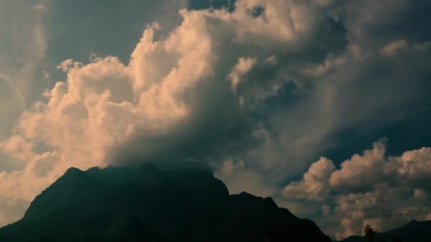 Las Grandes Nubes Mueven Cima Montaña Doi Luang Chiang Dao — Vídeos de Stock