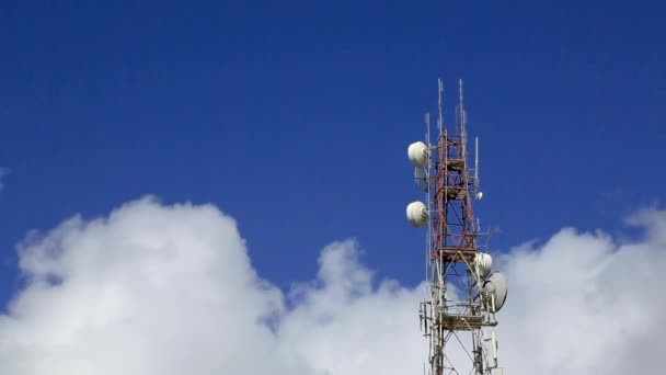 Torre Telecomunicaciones Contra Cielo Azul — Vídeos de Stock
