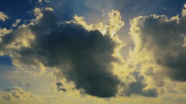 Footage Cloudscape Bright Sun Shining Revealing Itself Clouds — Stock Video