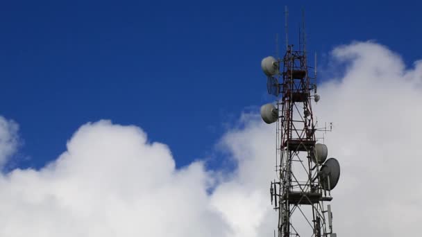 Turnul Telecomunicații Împotriva Cerului Albastru — Videoclip de stoc