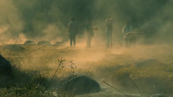 안개와 관광객 아침에는 온천의 아름다움을 — 비디오