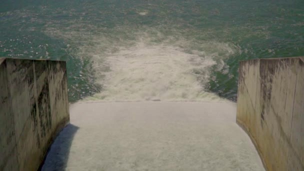 Het Water Vanaf Dam Door Middel Van Een Sluisdeur — Stockvideo