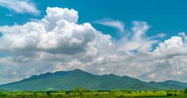 Parlak gökyüzü, bulutlar yere, dağlar zaman atlamalı hareket 