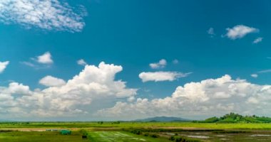 Parlak gökyüzü, bulutlar yere, dağlar zaman atlamalı hareket 
