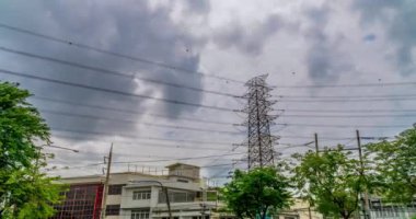 Toplum içinde inşa yüksek güçlü enerji nakil direkleri.