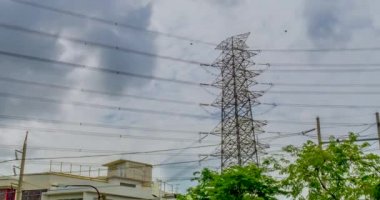 Toplum içinde inşa yüksek güçlü enerji nakil direkleri.