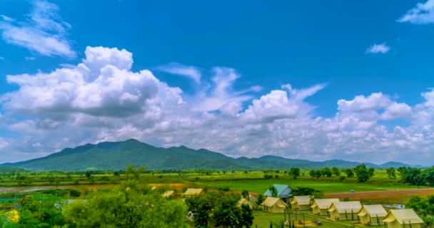 Heller Himmel Wolken Boden Berge Und Zeltlager Zeitraffer — Stockvideo