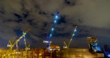 Gece İnşaat vinçleri çalışıyoruz