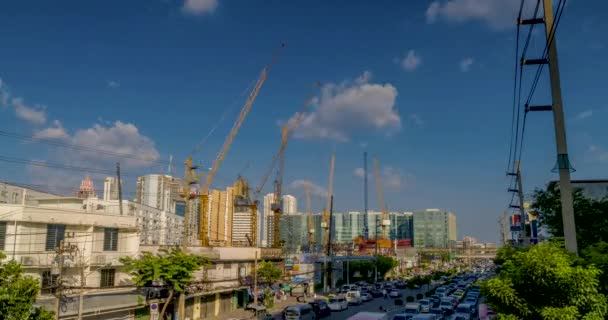 Drukke Verkeer Stad Bouw Van Zakelijke Gebouwen — Stockvideo