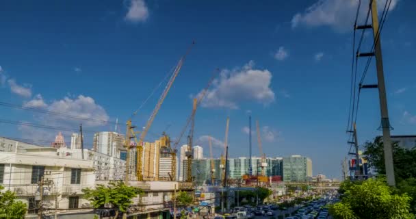 Drukke Verkeer Stad Bouw Van Zakelijke Gebouwen — Stockvideo