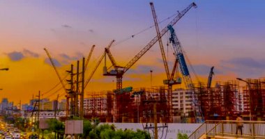 Hızlandırılmış akşam günbatımı, geliştirme İnşaat vinçleri çalışma ve iş kurma projesi ve konaklama ve trafik sıkışıklığını City vardır.
