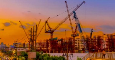 Hızlandırılmış akşam günbatımı, geliştirme İnşaat vinçleri çalışma ve iş kurma projesi ve konaklama ve trafik sıkışıklığını City vardır.