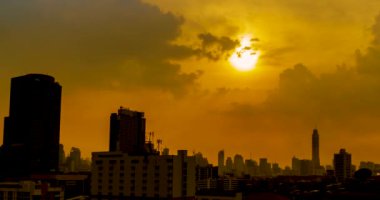 Hızlandırılmış siluet şehir, karanlık şekli ve şehir ve günbatımı anahatta bulutlar.