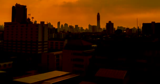 延时剪影城市 黑暗的形状和城市和日落的轮廓在云彩 — 图库视频影像