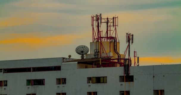 Tijd Lapse Satelliet Antenne Het Dak Een Achtergrond Avondlucht — Stockvideo