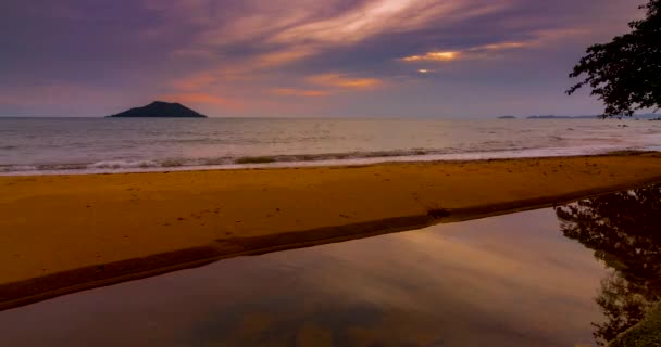 Lunga Spiaggia Sabbiosa Riflesso Della Serata Mare Con Ultima Luce — Video Stock