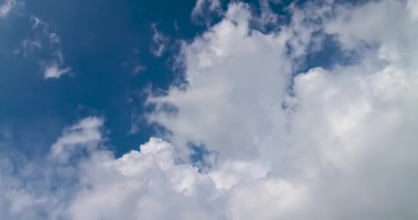 Witte Wolken Verplaatsen Blauwe Hemel Time Lapse — Stockvideo