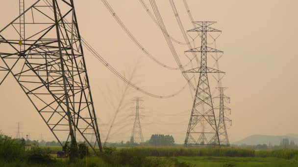 Hoogspanning Transmissie Torens Lange Rijen — Stockvideo