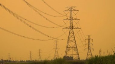 Yüksek gerilim enerji nakil direkleri uzun satırlar.