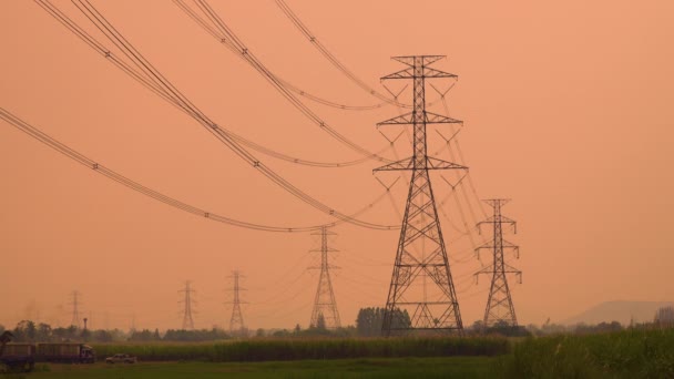 Hoogspanning Transmissie Torens Lange Rijen — Stockvideo