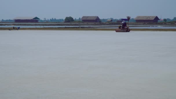 塩の農業 村人は土を滑らかにするコンパクト トラクターを使用しています — ストック動画