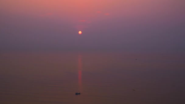 Večerní Slunce Odráží Vypadá Moře Krásné Místní Rybářské Lodě Širokém — Stock video