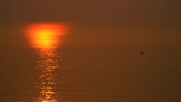 Вечірнє Сонце Відображає Море Виглядає Красиво Місцеві Рибальські Човни Широкому — стокове відео