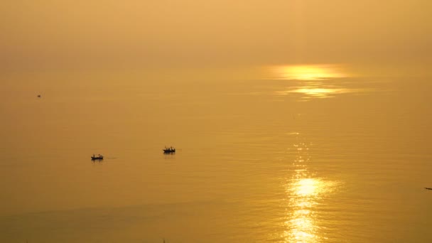 Pequeños Barcos Pesca Locales Tranquilo Mar Ancho Atardecer — Vídeos de Stock