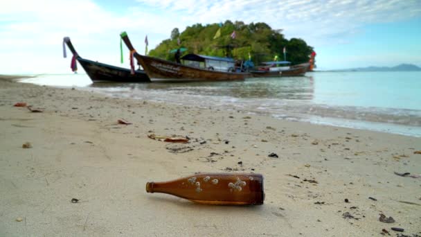 Botellas Vidrio Dejan Como Basura Playa Fondo Son Los Barcos — Vídeos de Stock